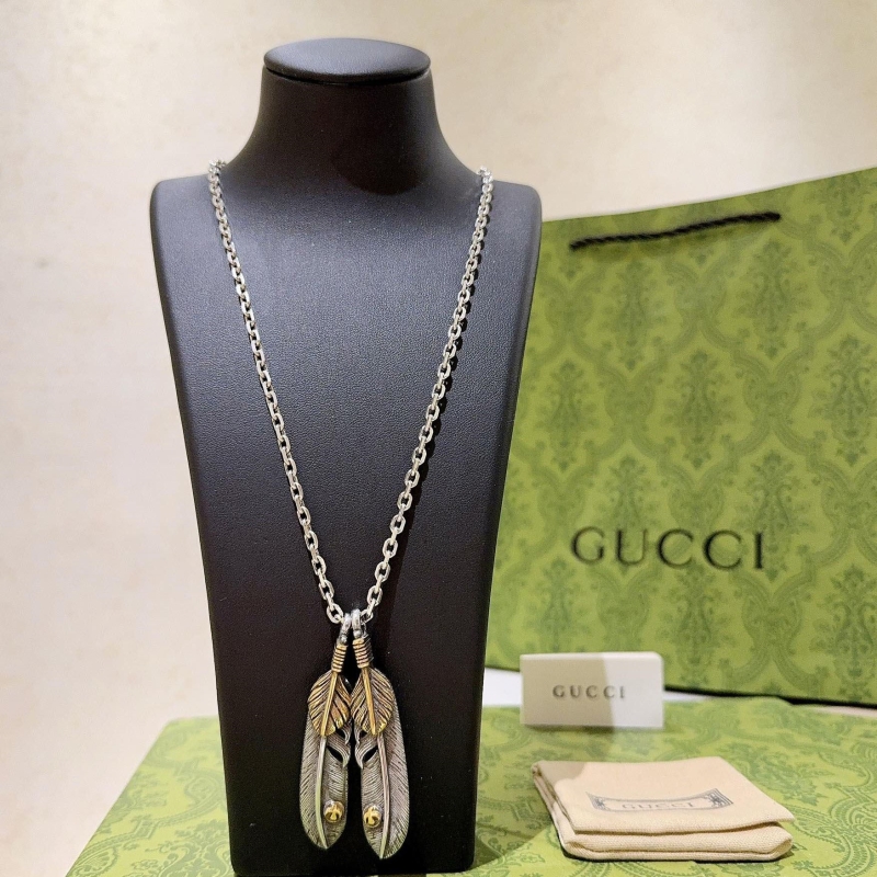 G*u*i necklaces